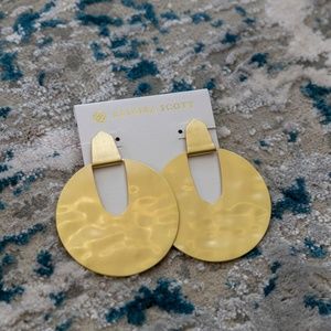 KENDRA SCOTT Diane Statement Earrings In Gold